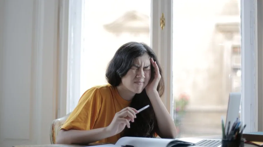 책상에서 어깨가 뭉친 모습